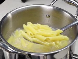 Simple Tomato Pasta Recipe in Hindi | सिंपल पास्ता रेसिपी इन हिंदी